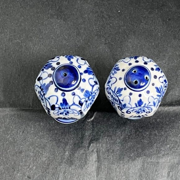 Blue and White Salt and Pepper Shakers, Ceramic PotteryBlue and White Salt and P - Picture 4 of 6
